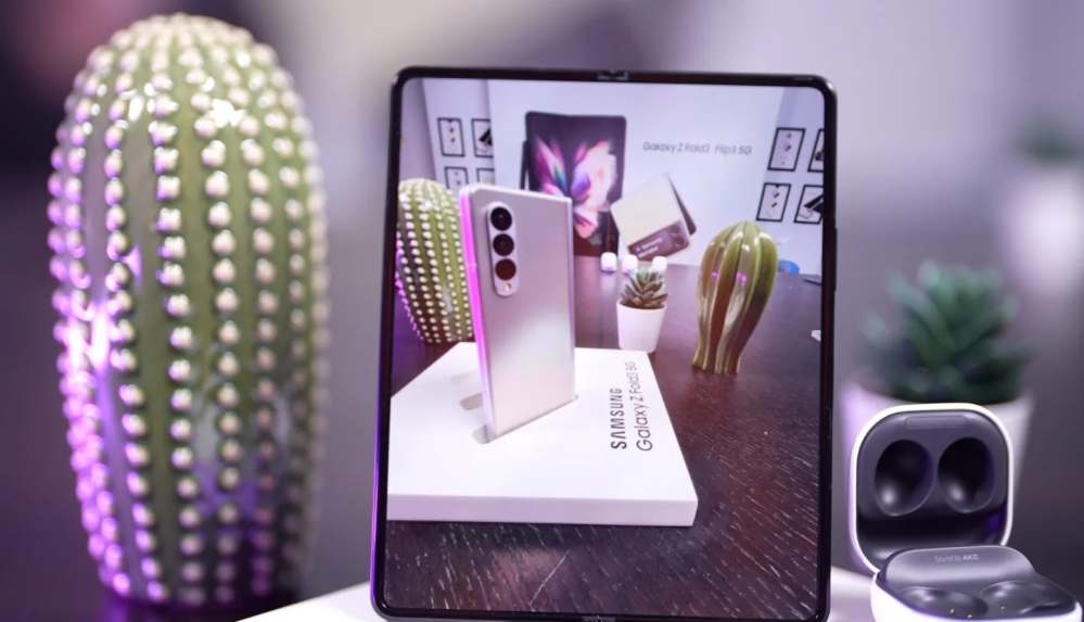 Kutu açıldı! İlk ekran altı kameralı katlanabilir telefon Galaxy Z Fold3 tanıtıldı