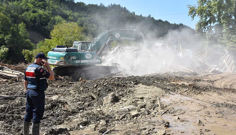 Kuvvetli-sağanağın-ardından-meydana-gelen-selin-ardından-hızla-bölgeye-ulaşan-DSİ,-Karayolları,-İl-Özel-İdaresi-ve-belediye-ekipleri,-köyde-yoğun-çalışma-yürütüyor.