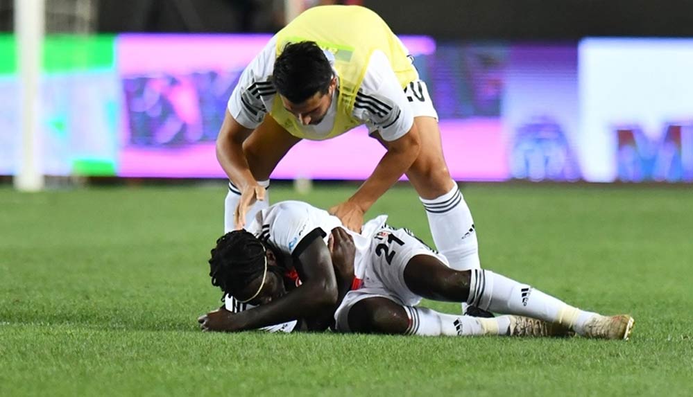 Maçta fenalaşan Beşiktaşlı futbolcu N'Sakala, hastaneye kaldırıldı