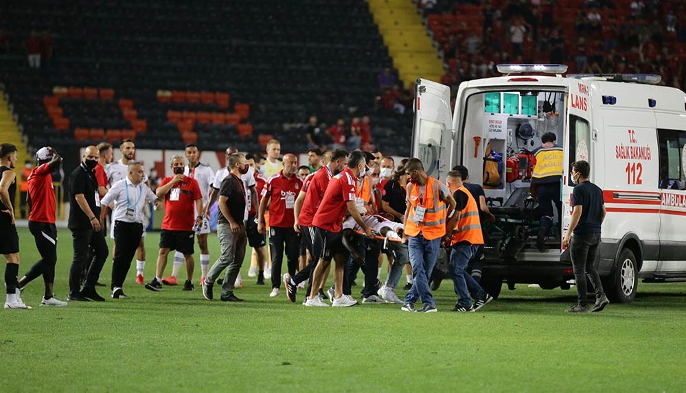 Maçta fenalaşan Beşiktaşlı futbolcu N'Sakala, hastaneye kaldırıldı