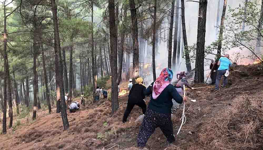 Manavgat’ta yangının mahallelerine sıçramaması için çiftçiler de çalışmalara destek verdi