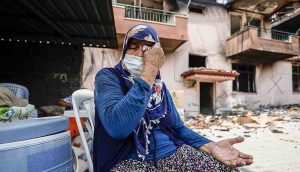 Manavgat'taki yangında evi zarar gören kadın yaşadıklarını gözyaşıyla anlattı: "Ömrümde böyle bir yangın görmedim"