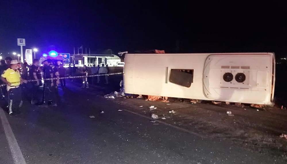 Manisa'da-otomobil-ile-midibüs-çarpıştı--4-ölü,-6-yaralı