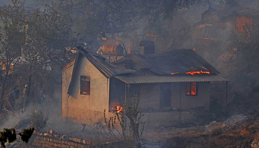 Marmaris'teki orman yangını, yerleşim yerlerine kadar ulaştı