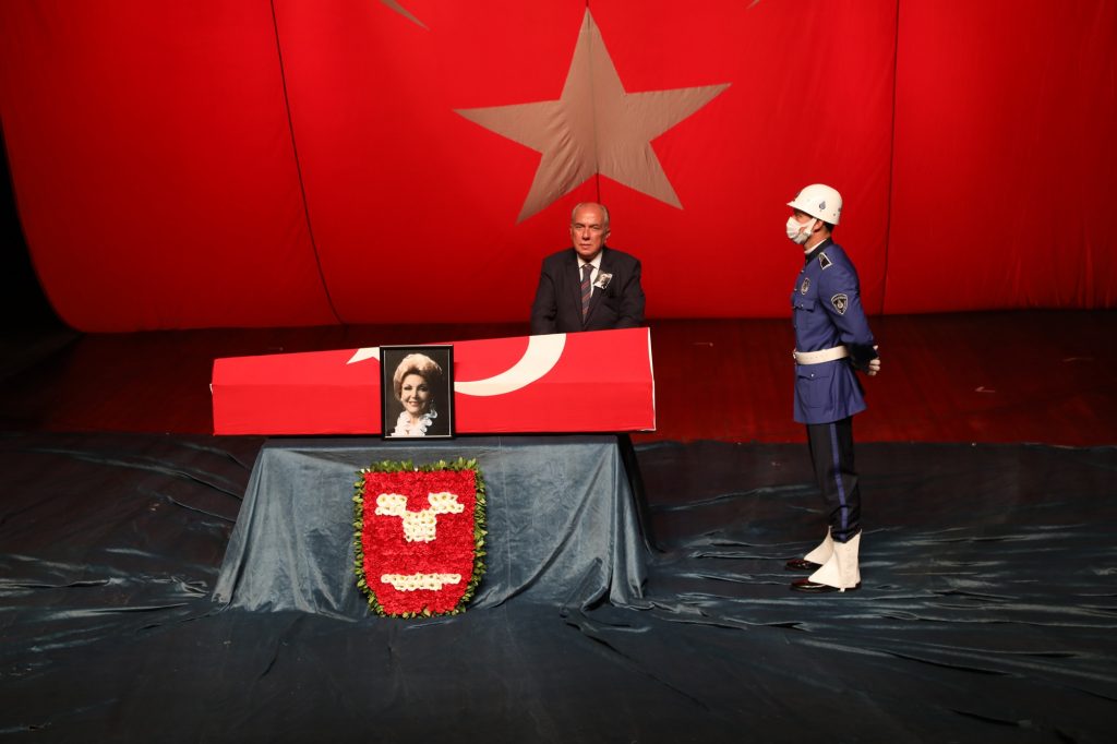 Devlet sanatçısı Nedret Güvenç son yolculuğuna uğurlandı