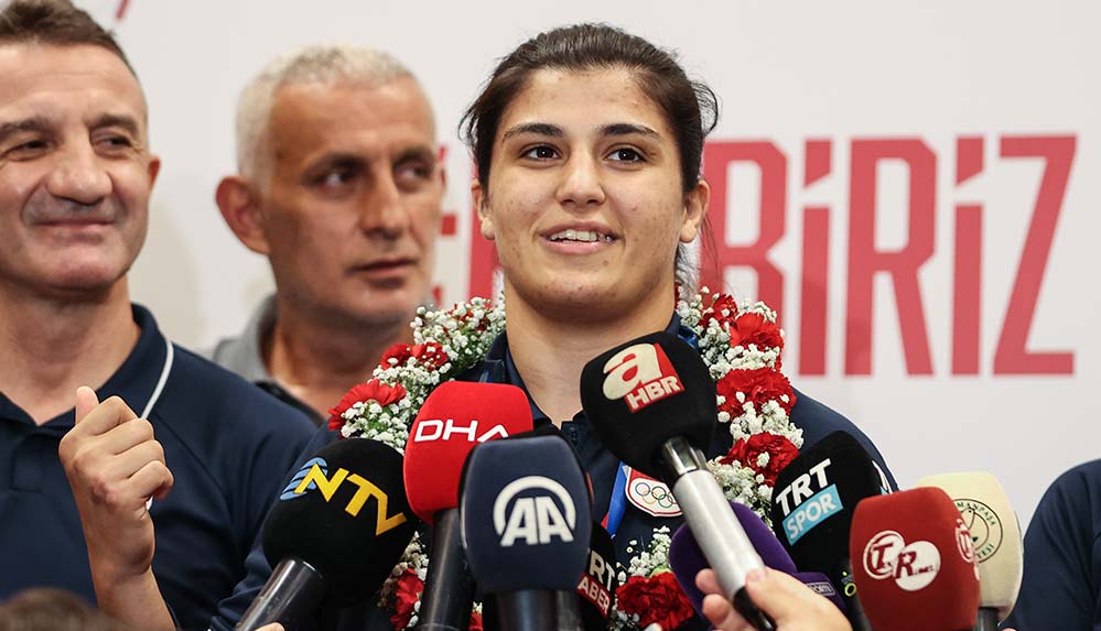Olimpiyat-şampiyonu-Busenaz-Sürmeneli-yurda-döndü