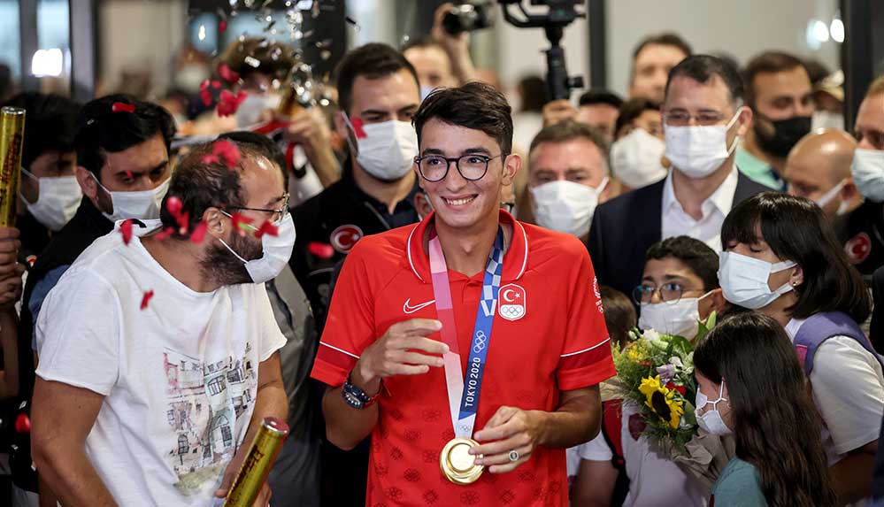 Olimpiyat-şampiyonu-Mete-Gazoz-Türkiye'ye-döndü