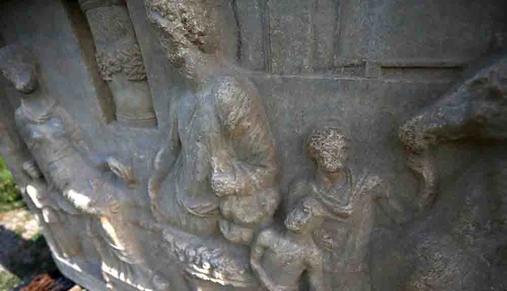 Parion Antik Kenti'nde bulunan 1900 yıllık mezar taşı dönem tarihine ışık tuttu