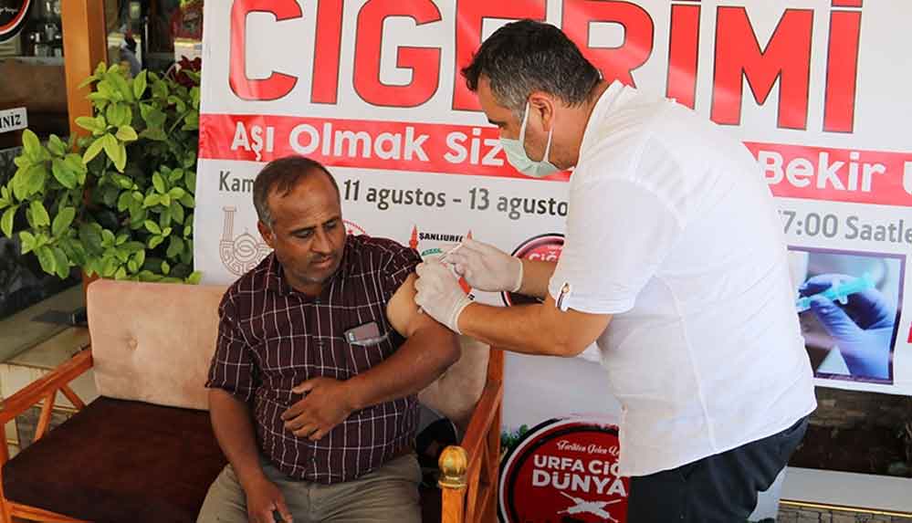 Şanlıurfa'da bir restoranda Kovid-19 aşısı olanlara ciğer kebabı ikram ediliyor