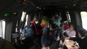 Sinop Ayancık Devlet Hastanesi'ndeki hastalar, sel nedeniyle helikopterlerle Sinop Devlet Hastanesi'ne nakledildi