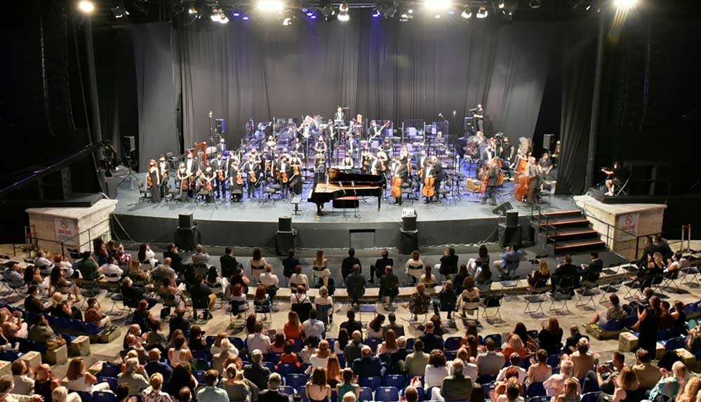 Sunuculuğunu-Toprak-Sergen'in-üstlendiği-açılış-töreni,-İKSV-Yönetim-Kurulu-Başkanı-Bülent-Eczacıbaşı'nın-açış-konuşmasıyla-başladı.