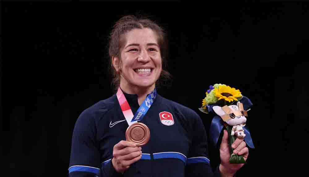 TRT spikerinden tarihi başarıya imza atan Yasemin Adar'a skandal ifade