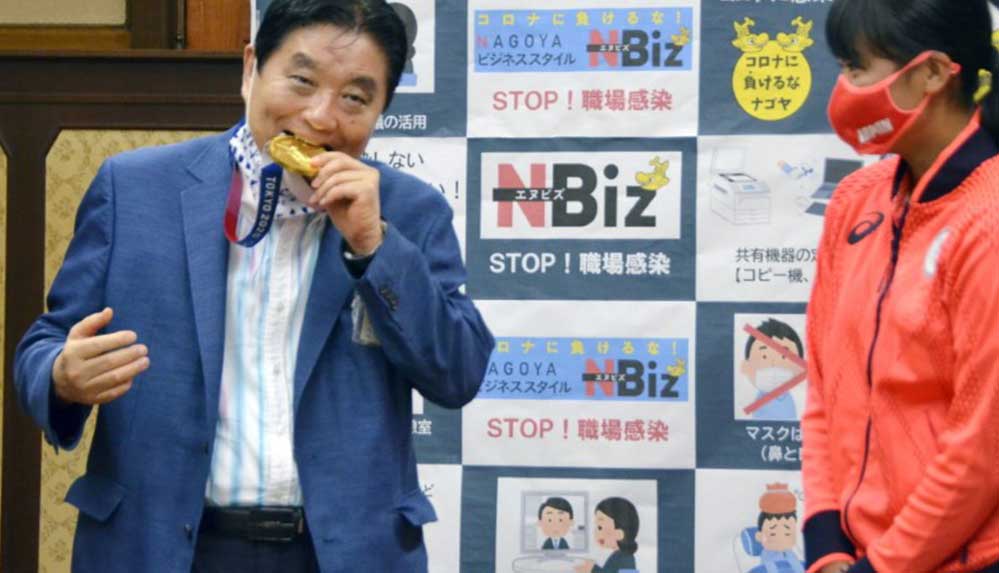 Olimpiyat madalyasını ısıran Japon belediye başkanı, 3 aylık maaşının kesilmesini önerdi