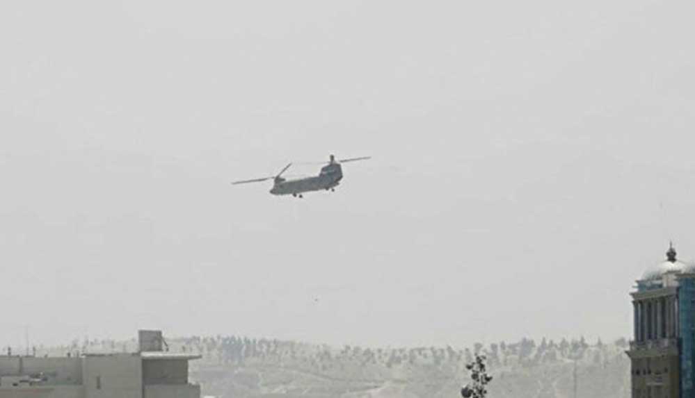 Taliban'dan kaçan Afgan hükümet güçleri helikopterle Özbekistan'da pamuk tarlasına indi