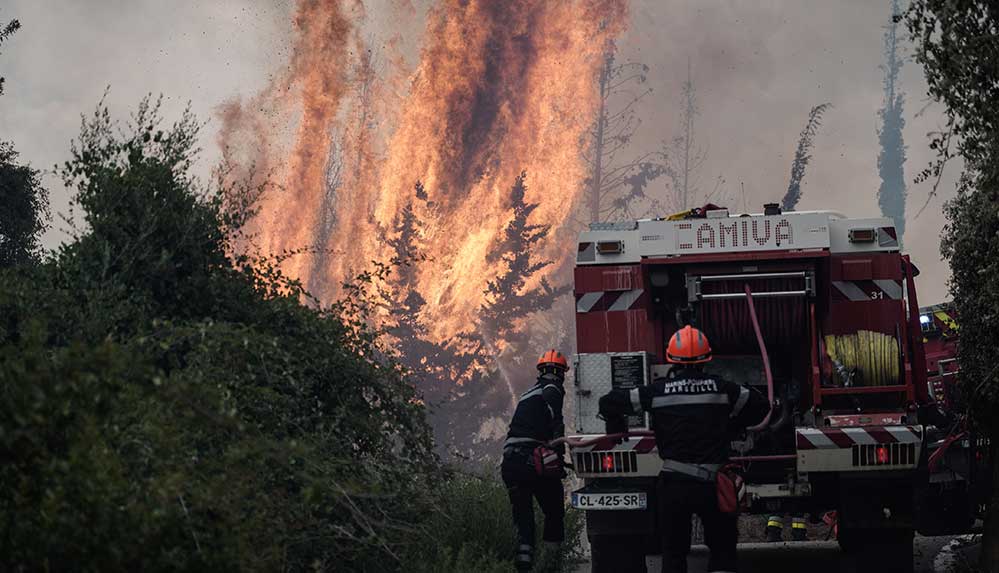Yunanistan'da yüz binlerce dönümlük alanı küle çeviren yangın sürüyor