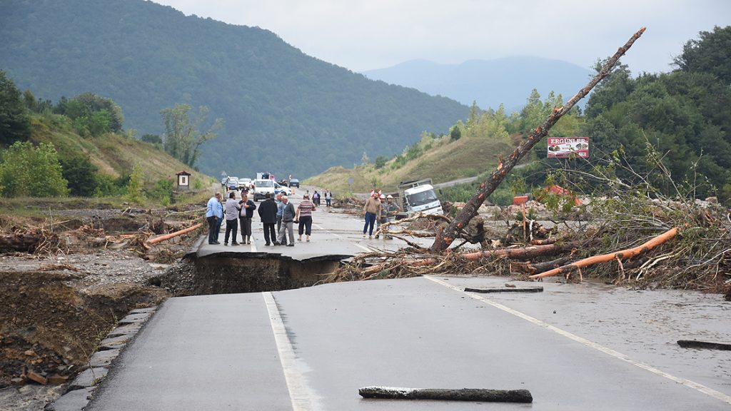 Bartın'da şiddetli yağış sel ve heyelana neden oldu