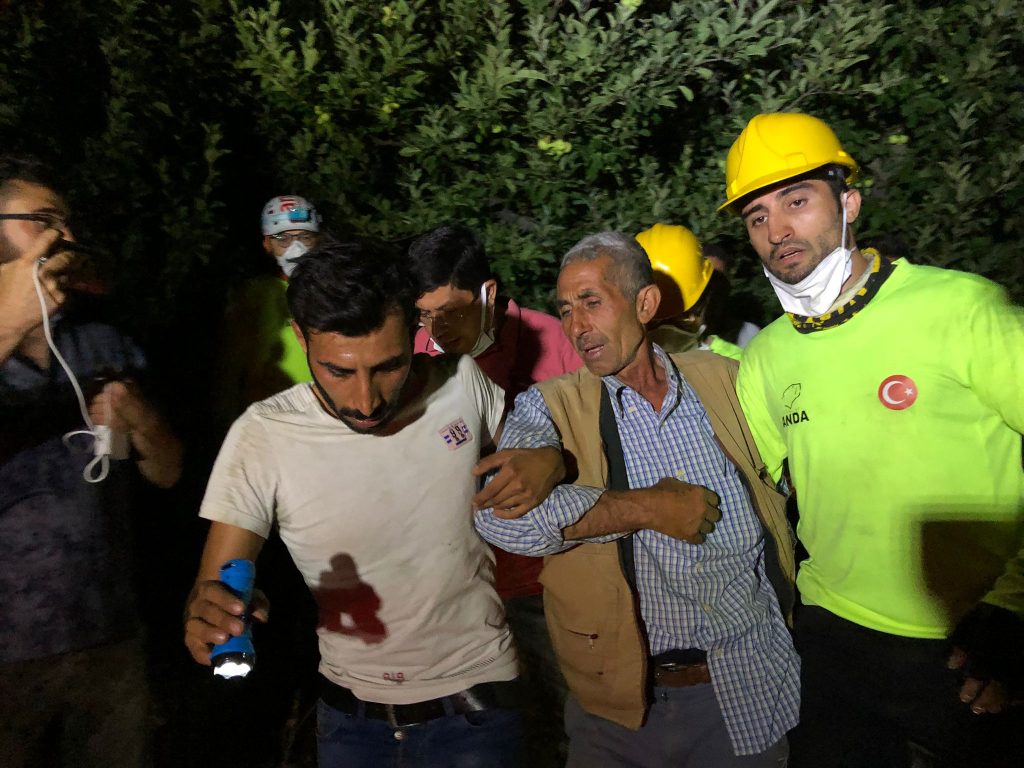 Aydın'da iki mahallede yangın çıktı, evinde mahsur kalan kişi kurtarıldı