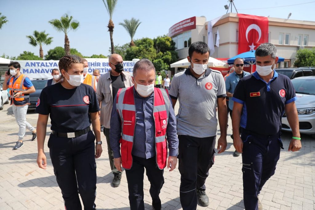 İzmir ve Antalya'da görevli itfaiyeci kardeşler Manavgat'taki yangında birlikte mücadele etti