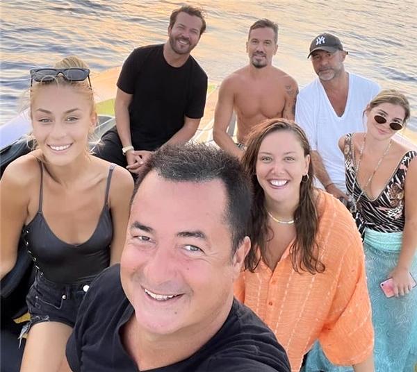 Acun Ilıcalı sevgilisi ve Şeyma'nın ablasıyla fotoğraf paylaştı