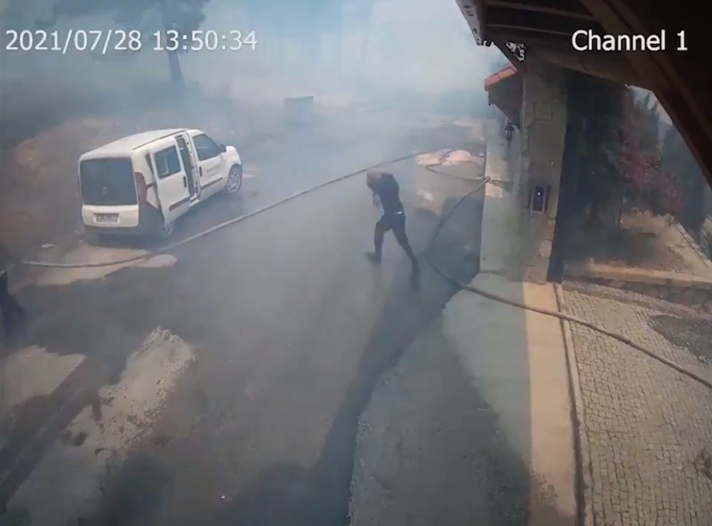 ‘Evini korudu’ denilen Manavgat Belediye Başkanı Şükrü Sözen, yanan evini paylaştı