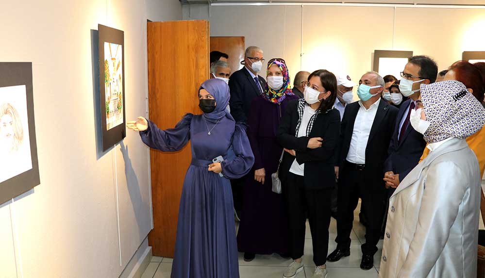 Çankırı'da Aile ve Sosyal Hizmetler Müdürünün koruyucu ailesi olduğu 15 yaşındaki Kardelen Bolulu resim sergisi açtı