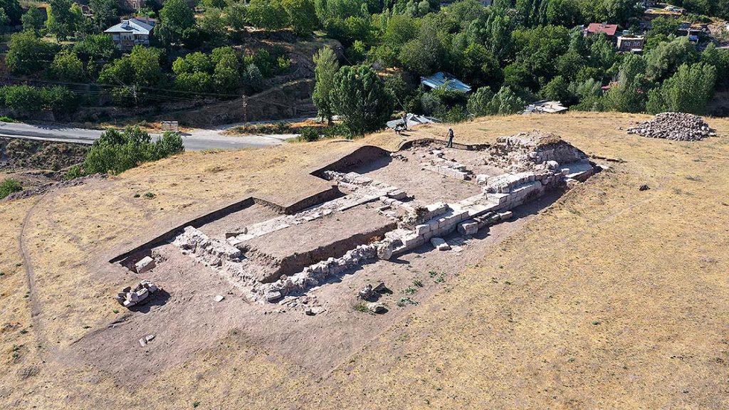 'Eski Ahlat Şehri' kazılarında 5 bin yıllık höyük tespit edildi