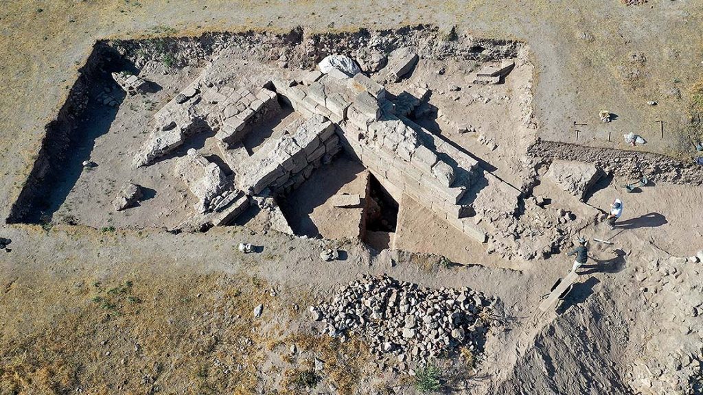 'Eski Ahlat Şehri' kazılarında 5 bin yıllık höyük tespit edildi