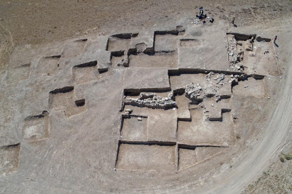 Çavuştepe Kalesi'nde takıları ve iki mührüyle gömülen kadın yöneticinin mezarı ortaya çıkarıldı
