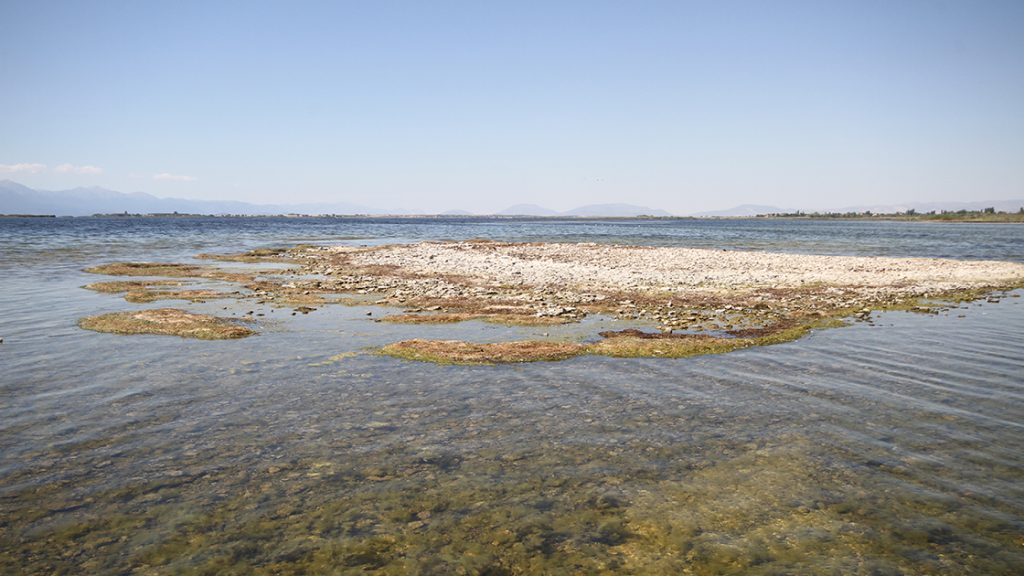 Su seviyesi düştü, adacıklar ortaya çıktı