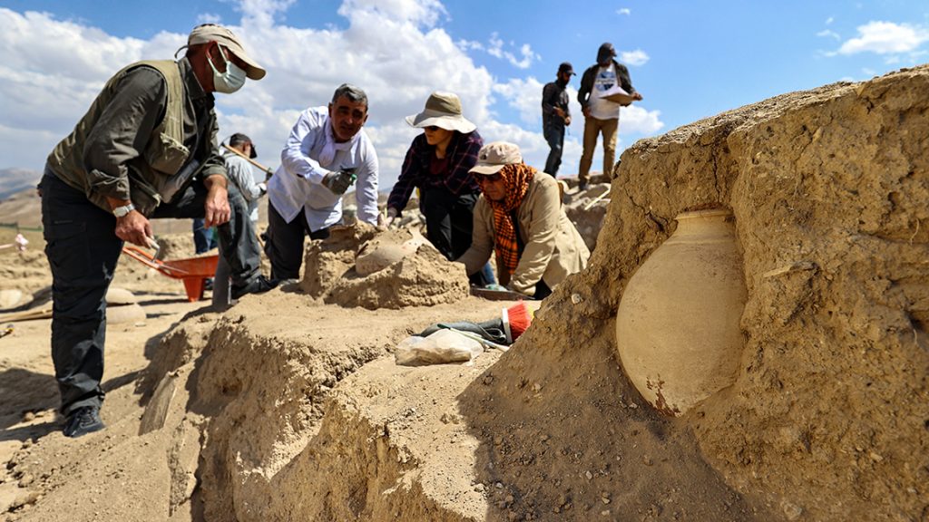 Çavuştepe Kalesi'nde bulunan 45 urne arkeologlarca mercek altına alındı