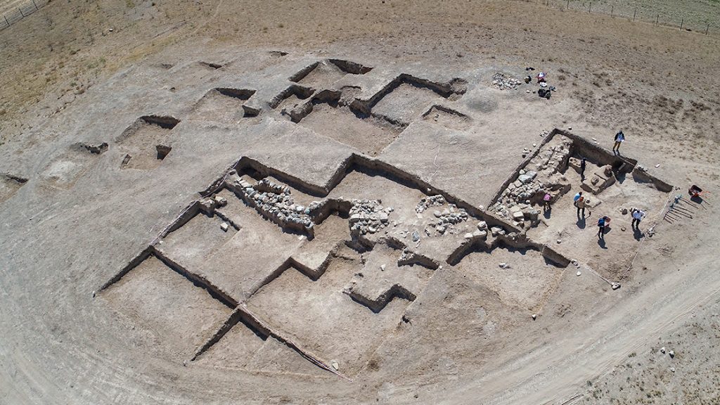 Çavuştepe Kalesi'nde bulunan 45 urne arkeologlarca mercek altına alındı