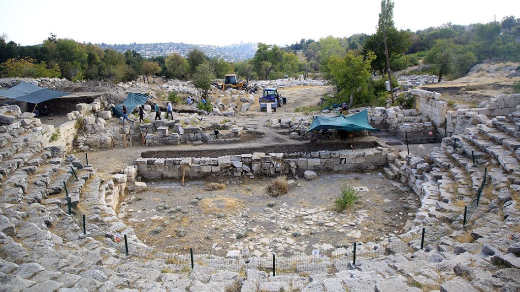 Uzuncaburç Antik Kenti'nde tarihe ışık tutacak kalıntılar gün yüzüne çıkarılıyor