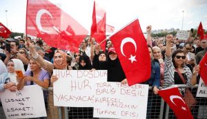 AKP'den aşı karşıtlarının düzenlediği mitinge farklı tepkiler geldi