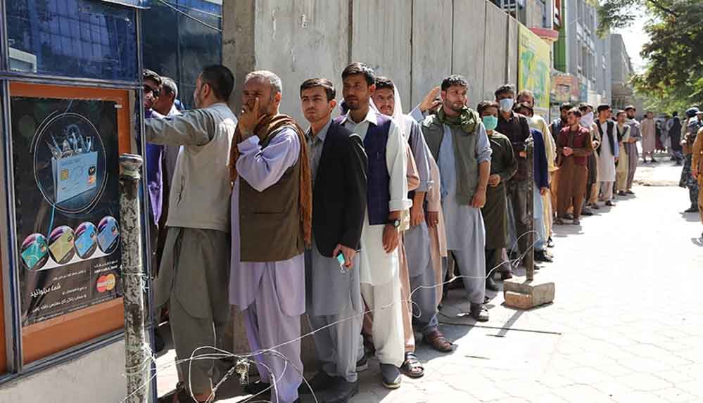 Afganistan'da-nakit-yetersizliği-nedeniyle-banka-önünde-kuyruklar-oluşmaya-devam-ediyor