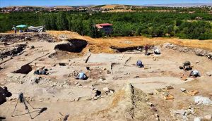 Arslantepe Höyüğü'nde 24 mezar ve 6 ev kalıntısı bulundu