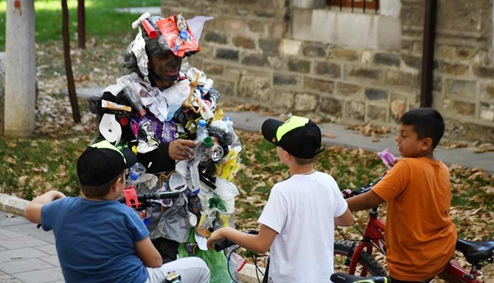 Atıklardan-tasarlanan-kostümle-gezen-tiyatrocudan-'çöp-atmayın'-mesajı