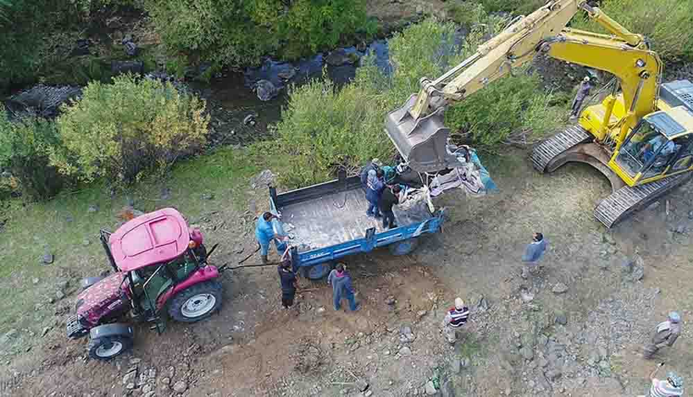 Ayağı kırılan gebe ineği kurtarmak için 3 kilometrelik yol açıldı