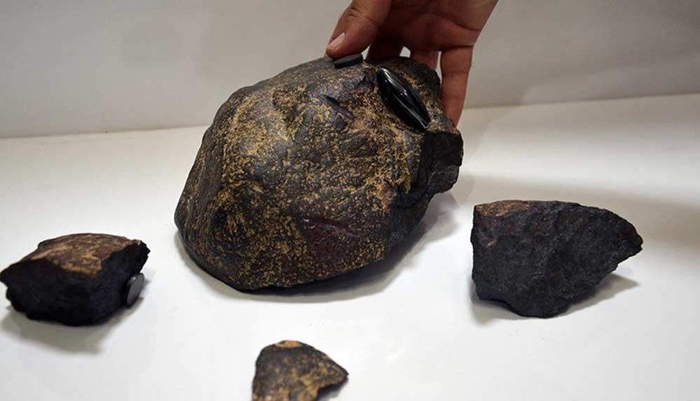 Aydın'da kır gezisi yapan iki arkadaşın bulduğu taşın meteor olduğu saptandı 4 Aydın'da-kır-gezisi-yapan-iki-arkadaşın-bulduğu-taşın-meteor-olduğu-saptandı