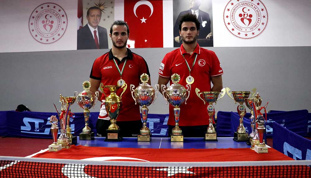 Başarılarıyla-A-Milli-Takıma-kadar-yükselen-24-yaşındaki-kardeşler,-son-olarak-Bulgaristan'da-düzenlenen-46.-Büyükler-Masa-Tenisi-Balkan-Şampiyonası'nda-Çift-Erkeklerde-Balkan-Şampiyonluğu'nu-elde-etti