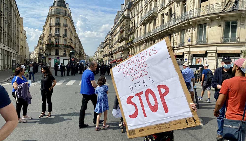 Fransa'da hükümetin Covid-19 ile mücadele politikası karşıtı gösteriler sürüyor