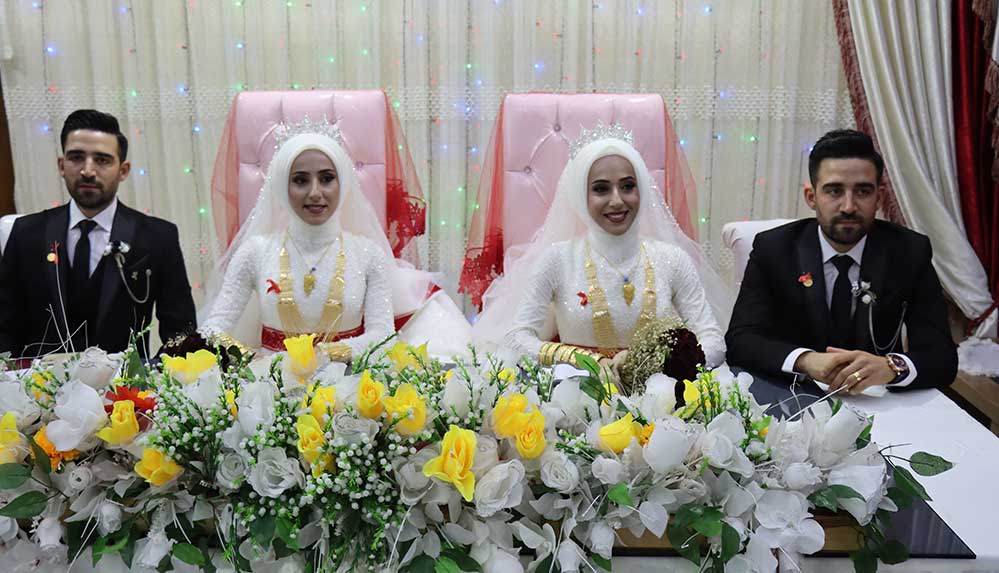 Çiftlerin-nikahını-Adıyaman-Belediye-Başkanı-Süleyman-Kılınç-kıyarken,-şahitliğini-ise-Vali-Mahmut-Çuhadar-yaptı.