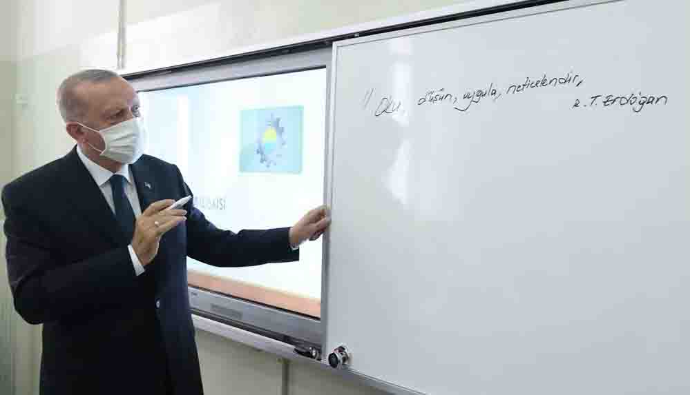 Cumhurbaşkanı Erdoğan, sınıfları dolaştı: Tahtaya 'Oku, düşün, uygula, neticelendir' yazdı