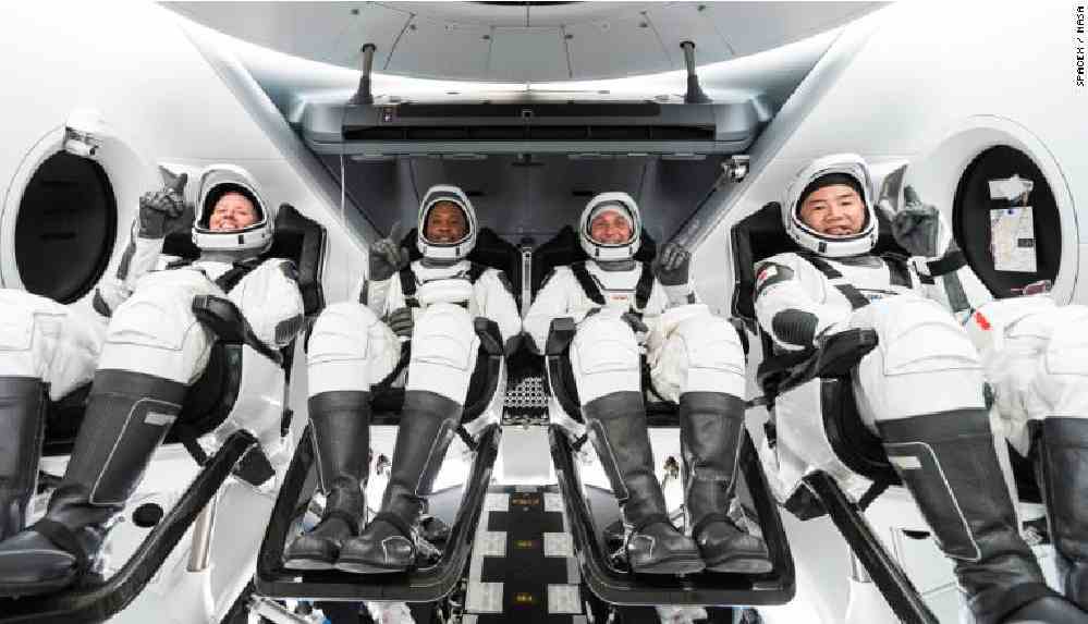 Dünya yörüngesine çıkan ilk turistler yeryüzüne döndü