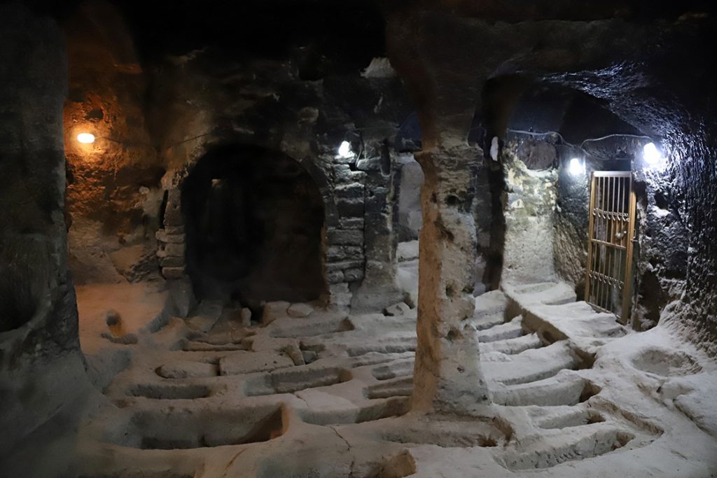 Aziz Mercurius yer altı şehrindeki mezarlar ilgi görüyor