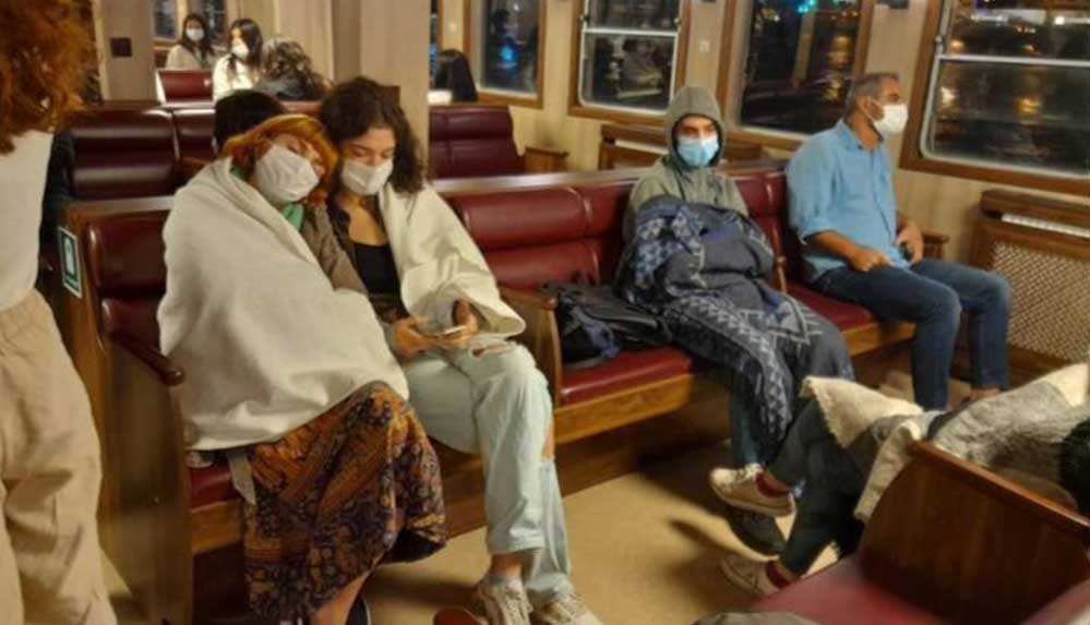 Ekonomik-nedenlerden-dolayı-barınma-sorunu-yaşayan-öğrenciler,-eylemlerine-Kadıköy-Beşiktaş-vapurunda-devam-etti.