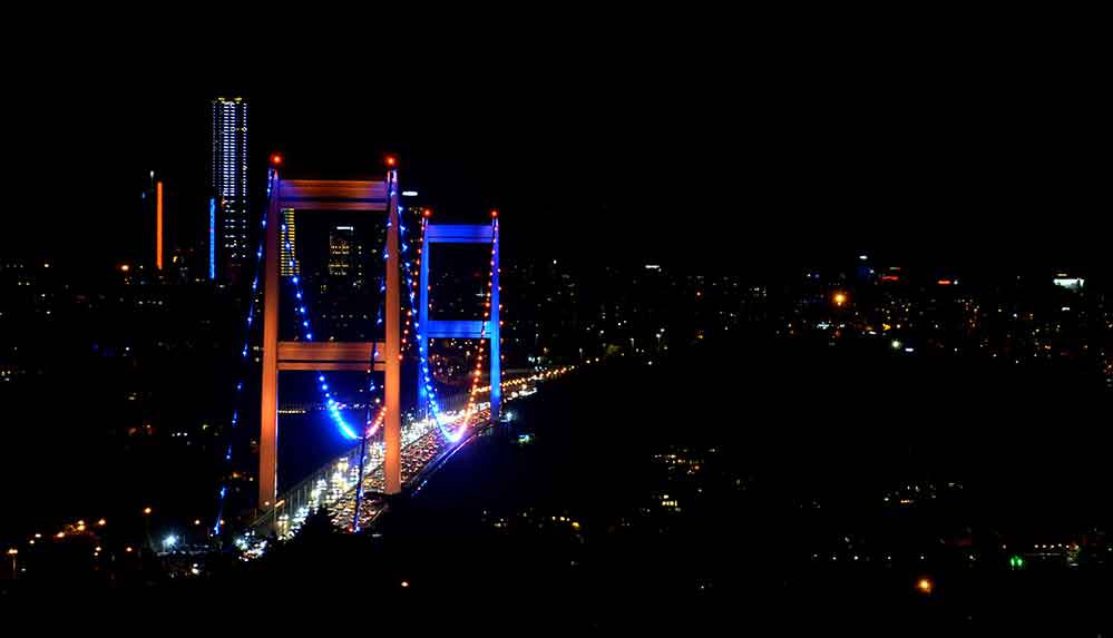 Fatih Sultan Mehmet Köprüsü Omurilik Felçlileri Günü'ne dikkati çekmek için ışıklandırıldı