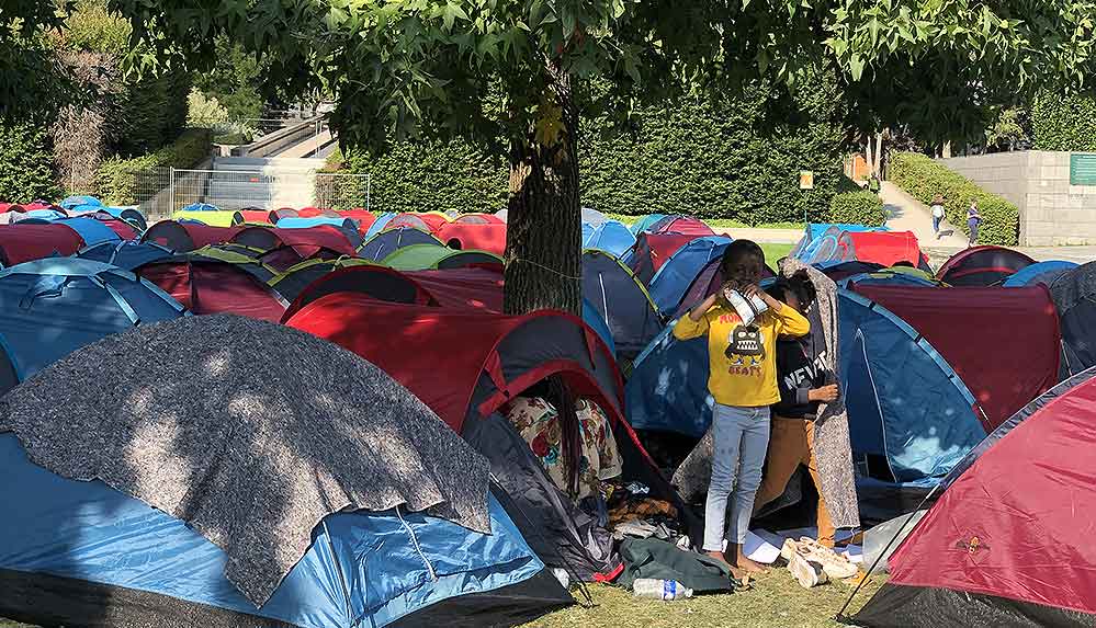 Paris Valiliği önünde çadır kuran göçmenler bekleyişlerinin 4'üncü gününde tahliye edildi