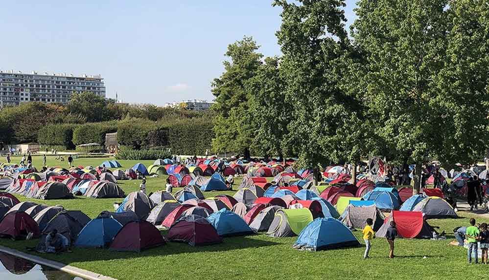 Fransa'da-1000'e-yakın-göçmen-ve-evsiz-günlerdir-Paris-Valiliği-önündeki-bekleyişlerini-sürdürüyor
