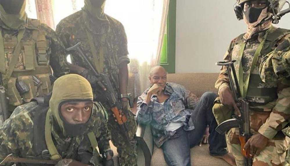 Gine'de-Cumhurbaşkanı-Alpha-Conde'yi-alıkoyduğu-belirtilen-askerler-devlet-televizyonu-RTG'de-darbe-açıklaması-yaptı.