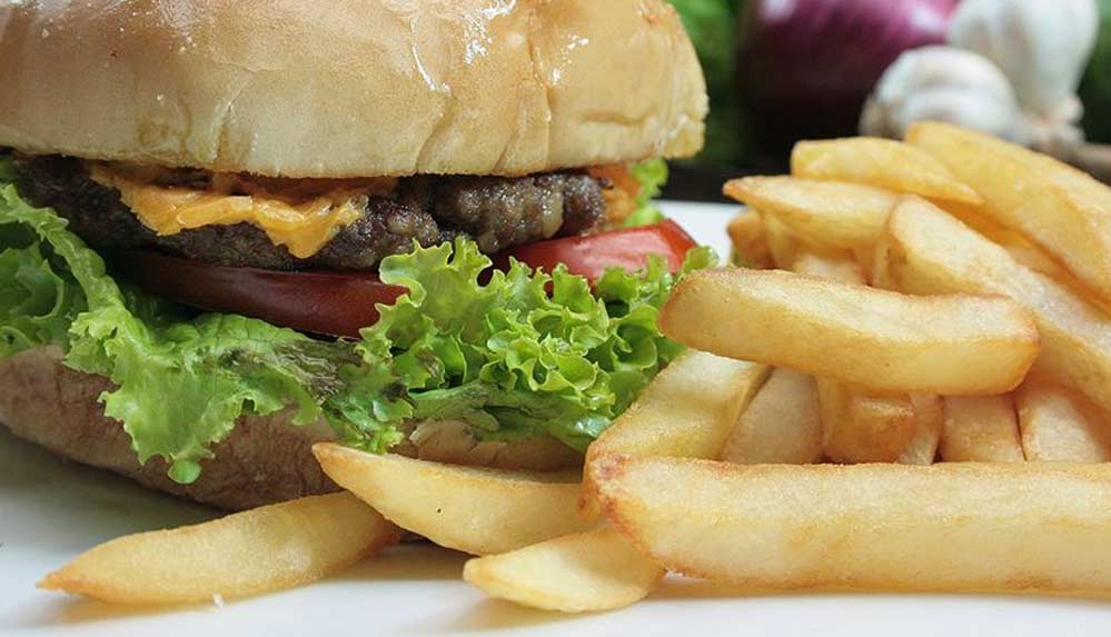 Hamburgerinden-insan-parmağı-çıktı!